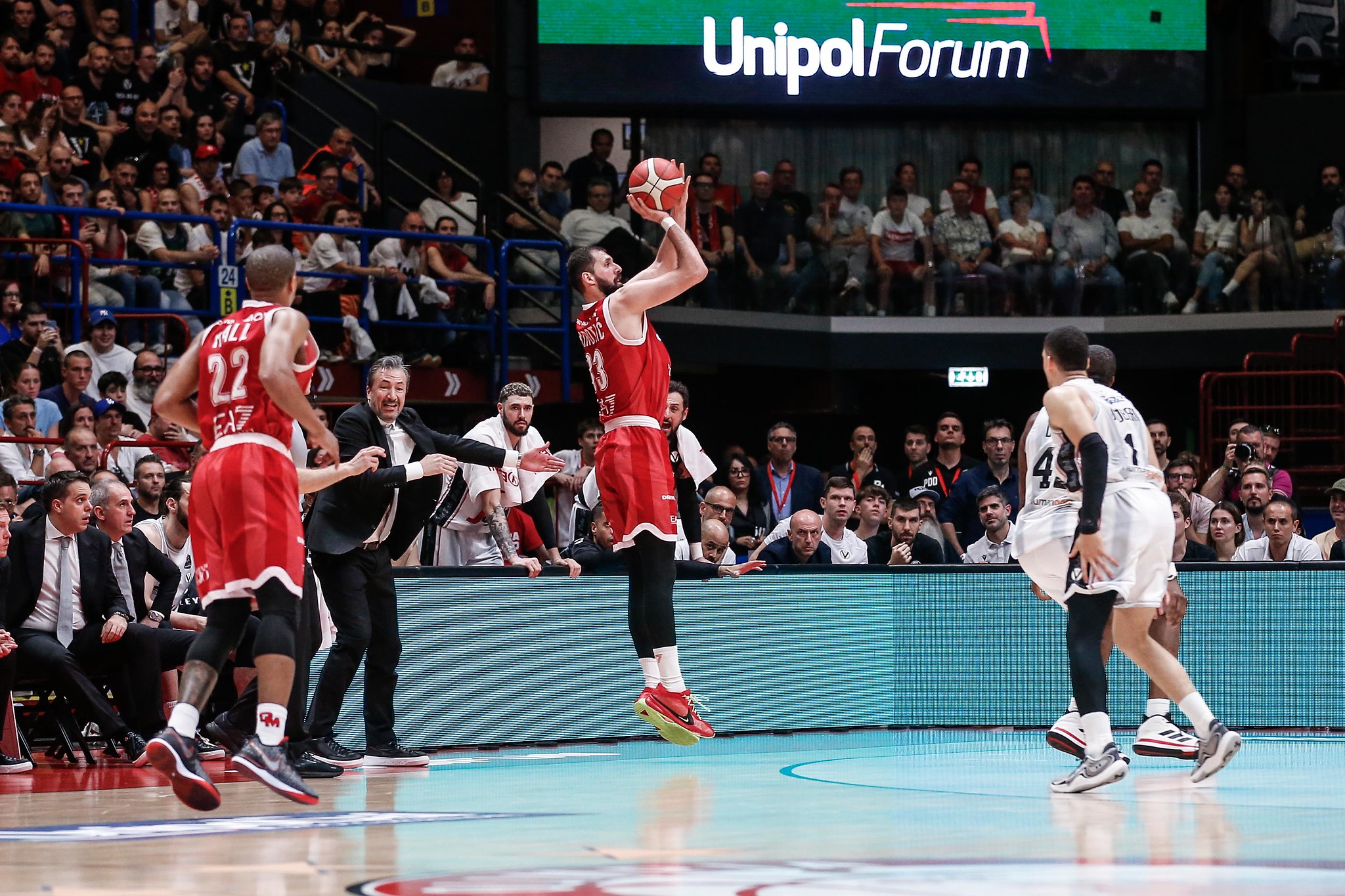 revivez l'affrontement captivant entre l'olympique milan et le paris basket lors de l'euroleague. ne manquez pas cette rencontre palpitante mêlant talent, stratégie et passion du basket à un niveau élite.