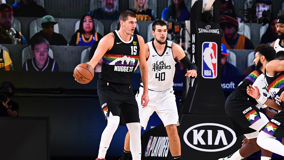 découvrez l'affrontement palpitant entre les nuggets et les clippers en nba. analyse des performances, statistiques clés et enjeux du match offrent une vue d'ensemble captivante pour les fans de basketball.