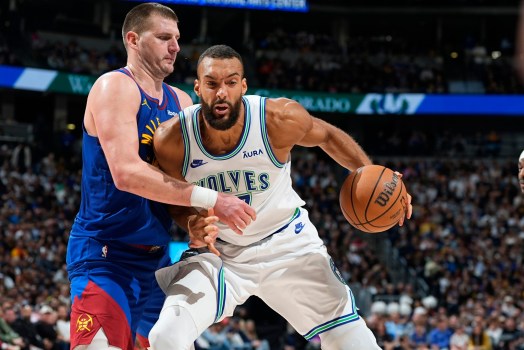 découvrez les analyses et les prévisions du prochain affrontement entre les suns de phoenix et les nuggets de denver. plongez dans les forces et faiblesses des deux équipes, les performances des joueurs clés et les enjeux cruciaux pour ce match palpitant de la nba.