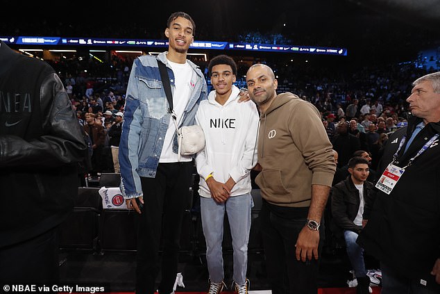 découvrez le phénomène victor wembanyama, la star montante de la nba, qui fait sensation à paris. plongez dans l'univers de ce jeune prodige, ses performances incroyables et son impact sur le basketball français et international.