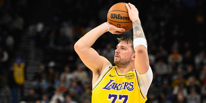 découvrez l'affrontement palpitant entre les mavericks et les lakers, deux géants de la nba, dans un match riche en émotions et en rebondissements. analyse des joueurs clés, des stratégies de jeu et des enjeux de cette rencontre incontournable pour les fans de basketball.